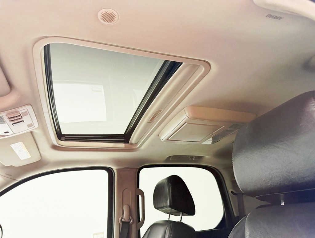 2009 Cadillac Escalade photo 25