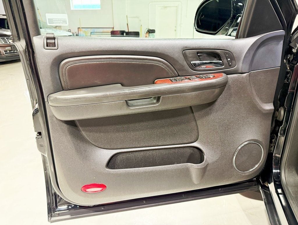 2009 Cadillac Escalade photo 26
