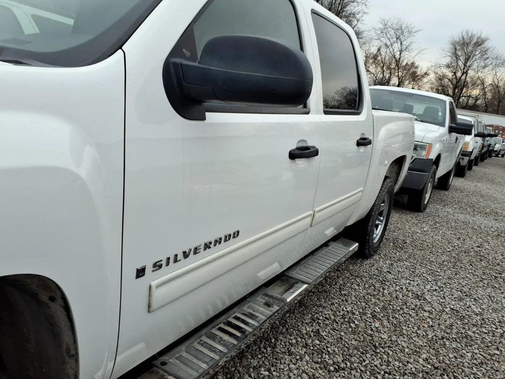 2009 Chevrolet Silverado 1500 Crew Cab LT Pickup 4D 5 3/4 ft - 23015207 - 4