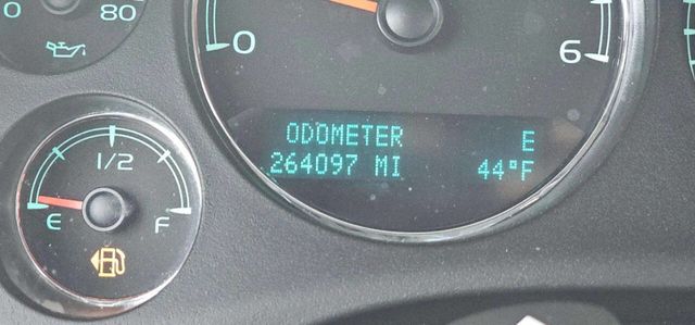 2009 Chevrolet Suburban 4WD 4dr 1500 LTZ - 23003887 - 9