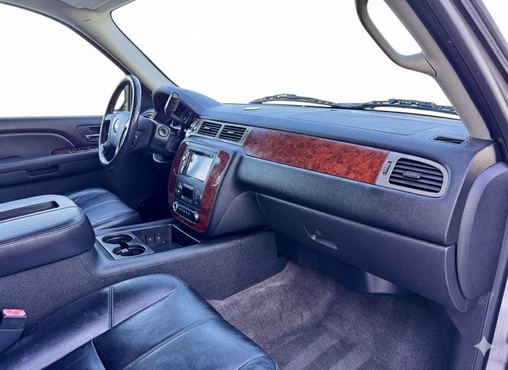 2009 Chevrolet Suburban LT 4x4 4dr SUV w/2LT - 22939816 - 13