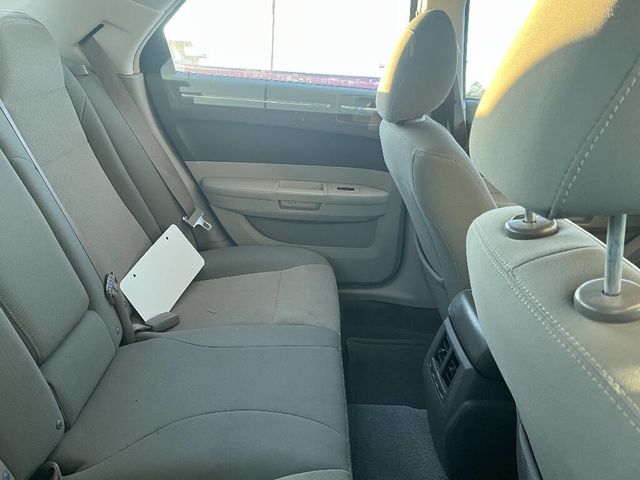 2009 Chrysler 300 4dr Sedan LX RWD *Ltd Avail* - 22976971 - 5
