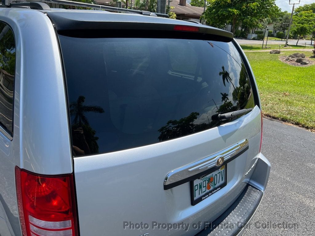 2009 Chrysler Town & Country Touring Minivan Wagon - 22458080 - 21