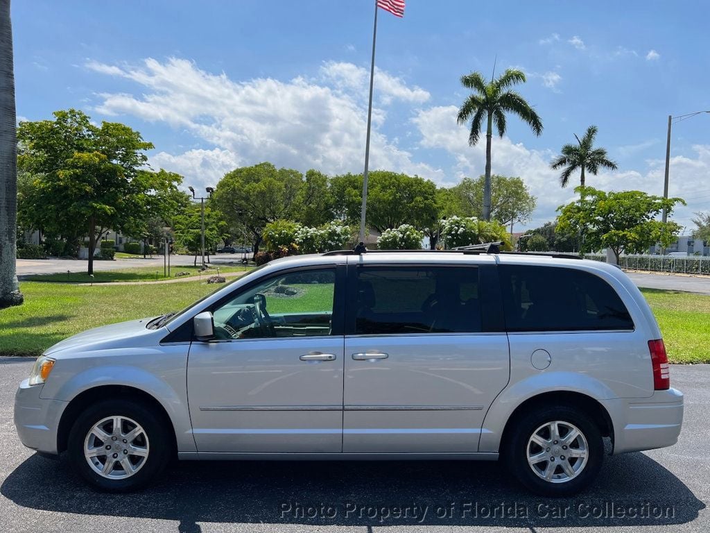 2009 Chrysler Town & Country Touring Minivan Wagon - 22458080 - 4