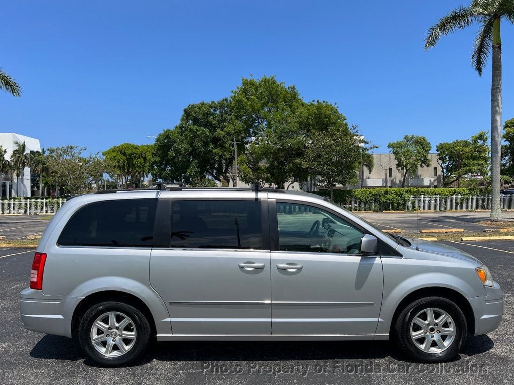 2009 Chrysler Town & Country Touring Minivan Wagon - 22458080 - 5