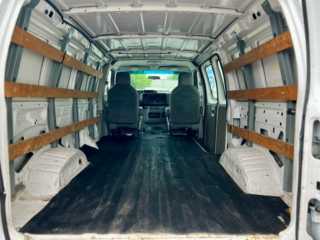 2009 Ford E-250 photo 2