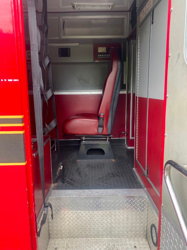 2009 Ford F-550 4X4 Ambulance  - 20846091 - 25