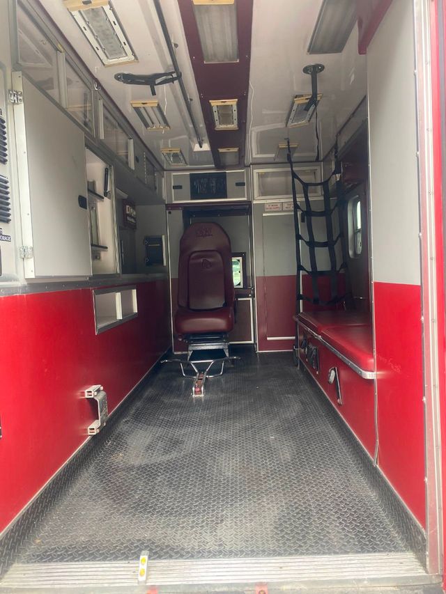 2009 Ford F-550 4X4 Ambulance  - 20846091 - 26
