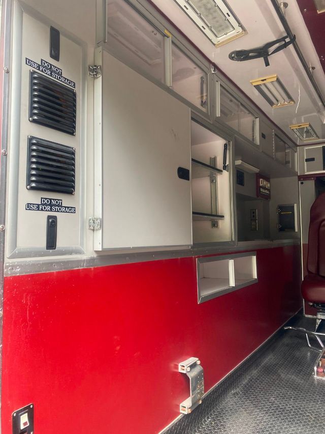 2009 Ford F-550 4X4 Ambulance  - 20846091 - 27
