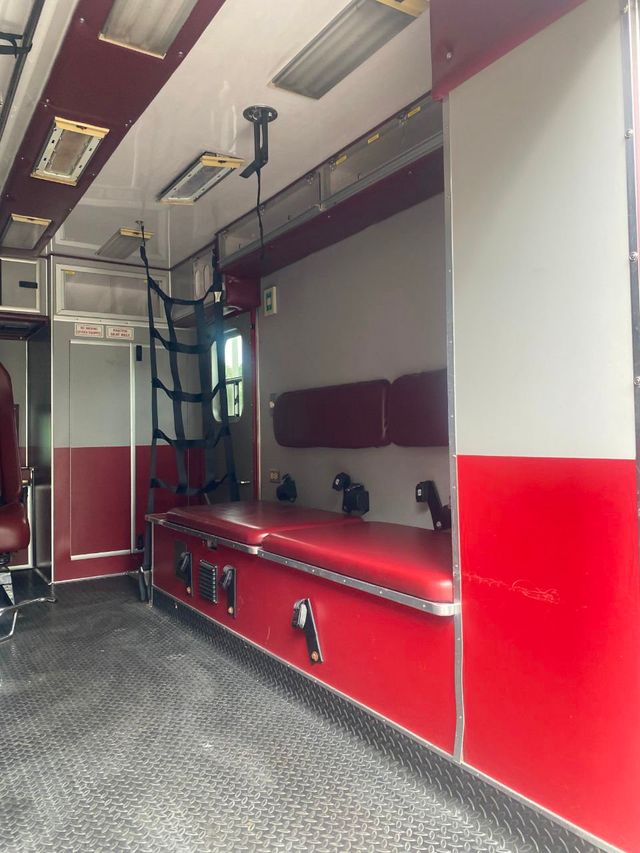 2009 Ford F-550 4X4 Ambulance  - 20846091 - 28