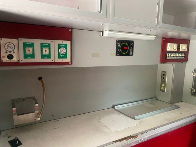 2009 Ford F-550 4X4 Ambulance  - 20846091 - 29