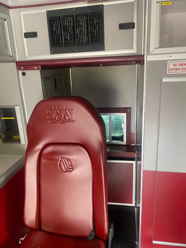 2009 Ford F-550 4X4 Ambulance  - 20846091 - 30