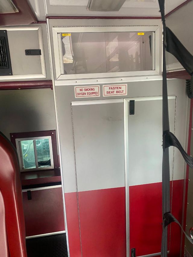 2009 Ford F-550 4X4 Ambulance  - 20846091 - 31