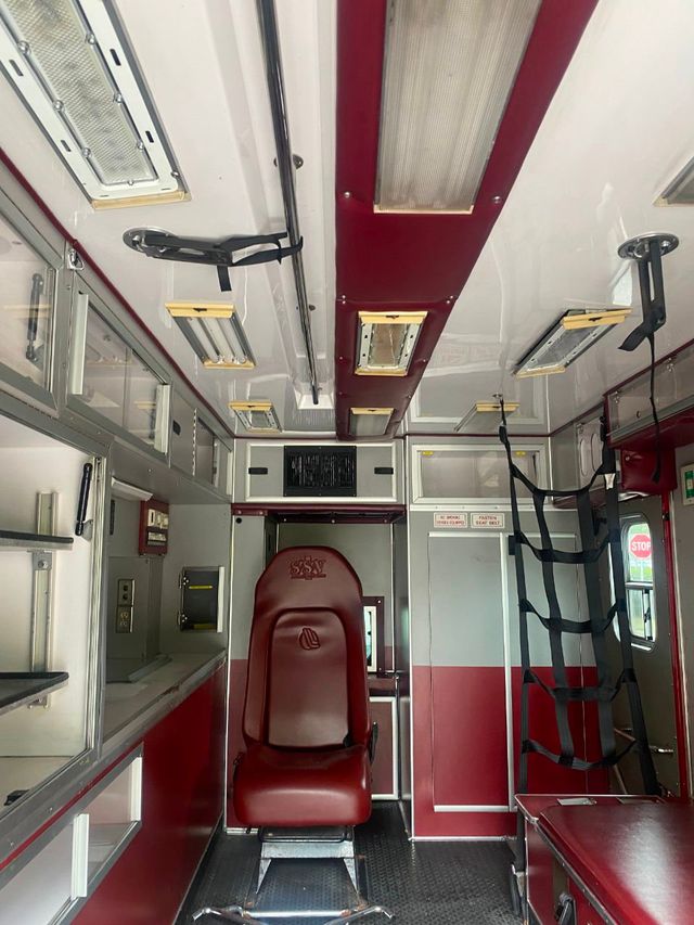 2009 Ford F-550 4X4 Ambulance  - 20846091 - 33