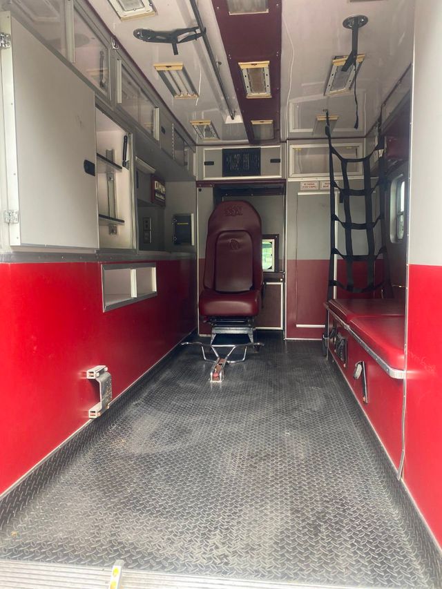 2009 Ford F-550 4X4 Ambulance  - 20846091 - 37