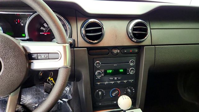 2009 Ford Mustang 2dr Coupe GT Deluxe w/ Lthr Sport Bucket Seats & Appearance Pkg - 23030393 - 16