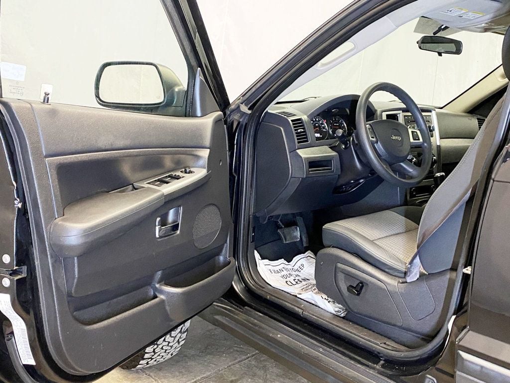 2009 Jeep Grand Cherokee Laredo - 22981608 - 19