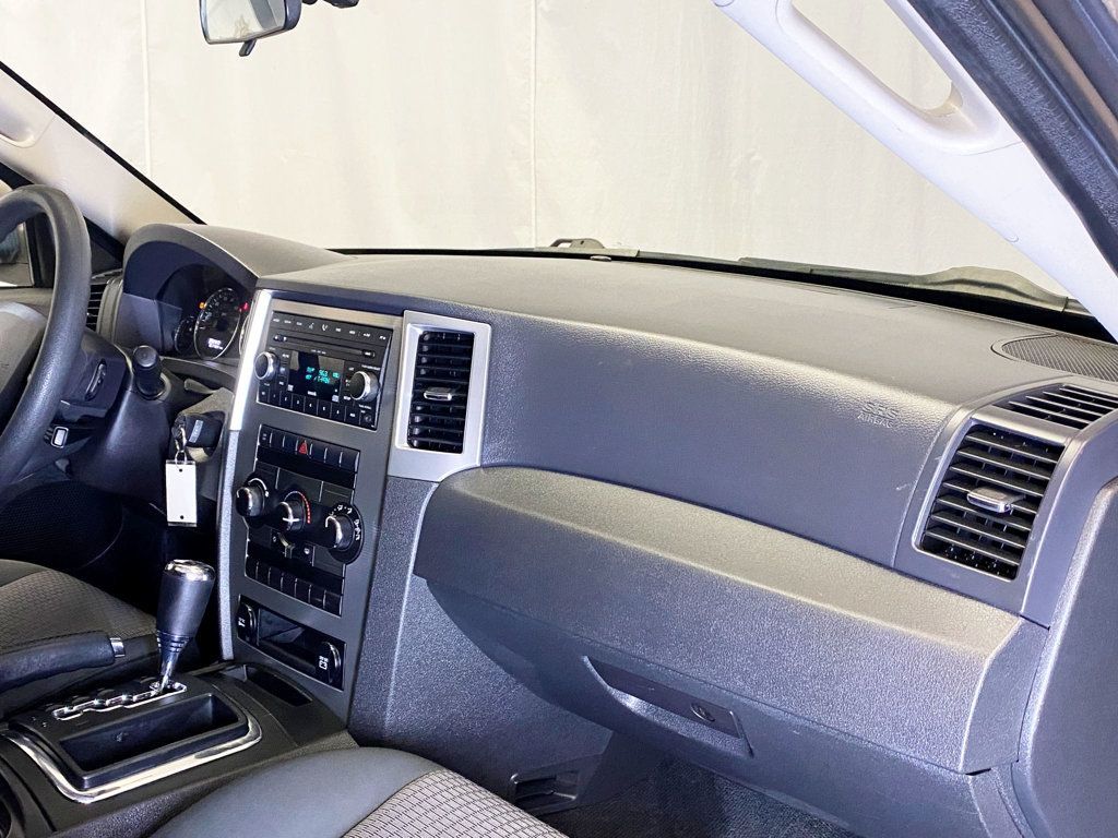 2009 Jeep Grand Cherokee Laredo - 22981608 - 42