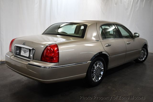 2009 Lincoln Town Car 4dr Sedan Signature Limited - 22677870 - 11