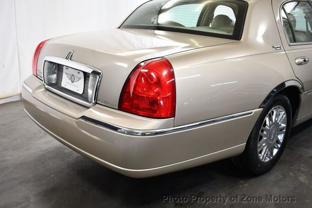 2009 Lincoln Town Car 4dr Sedan Signature Limited - 22677870 - 12