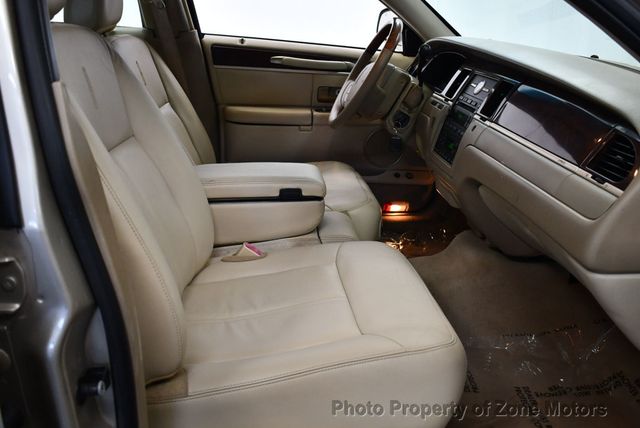 2009 Lincoln Town Car 4dr Sedan Signature Limited - 22677870 - 16