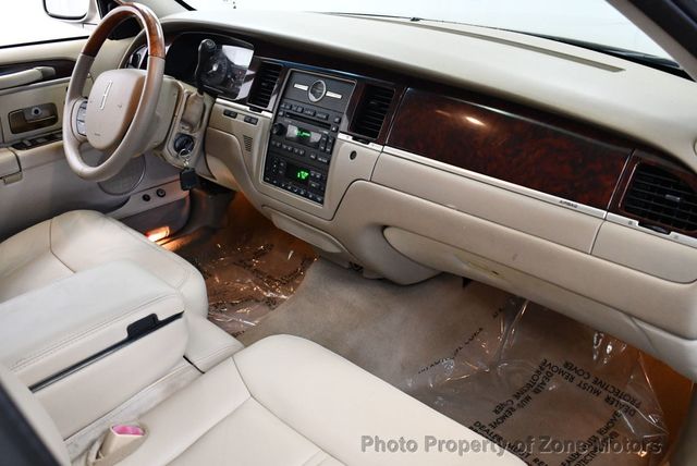 2009 Lincoln Town Car 4dr Sedan Signature Limited - 22677870 - 17