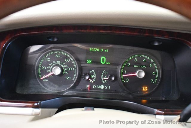 2009 Lincoln Town Car 4dr Sedan Signature Limited - 22677870 - 25