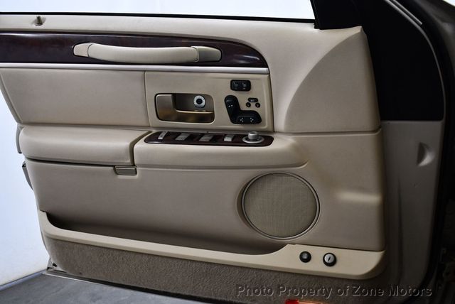 2009 Lincoln Town Car 4dr Sedan Signature Limited - 22677870 - 29