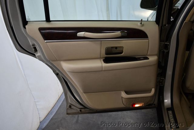 2009 Lincoln Town Car 4dr Sedan Signature Limited - 22677870 - 33