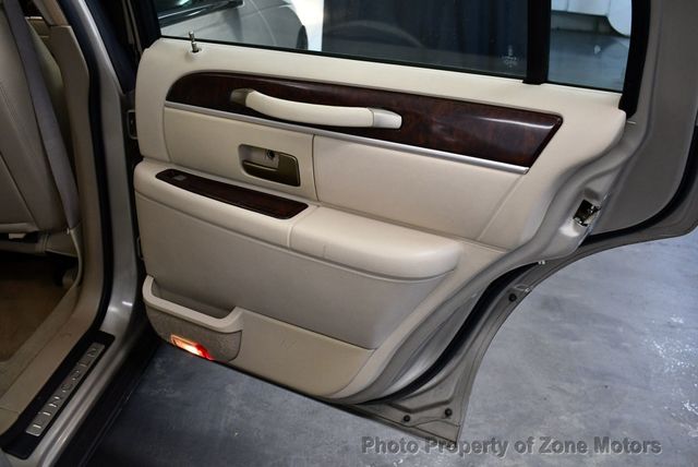 2009 Lincoln Town Car 4dr Sedan Signature Limited - 22677870 - 34