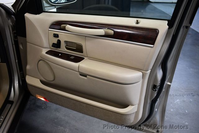 2009 Lincoln Town Car 4dr Sedan Signature Limited - 22677870 - 35