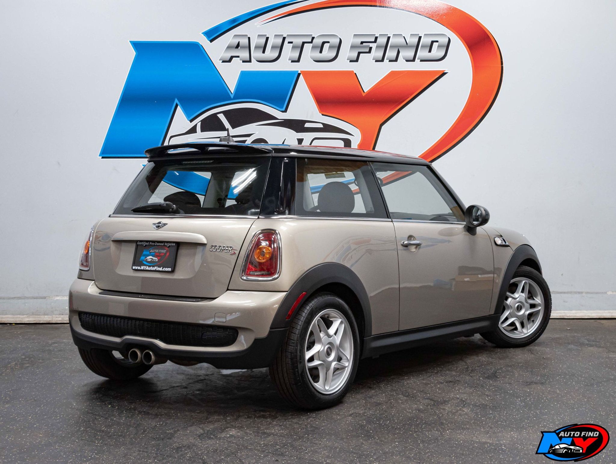 2009 Mini Cooper Hardtop 2 Door photo 2