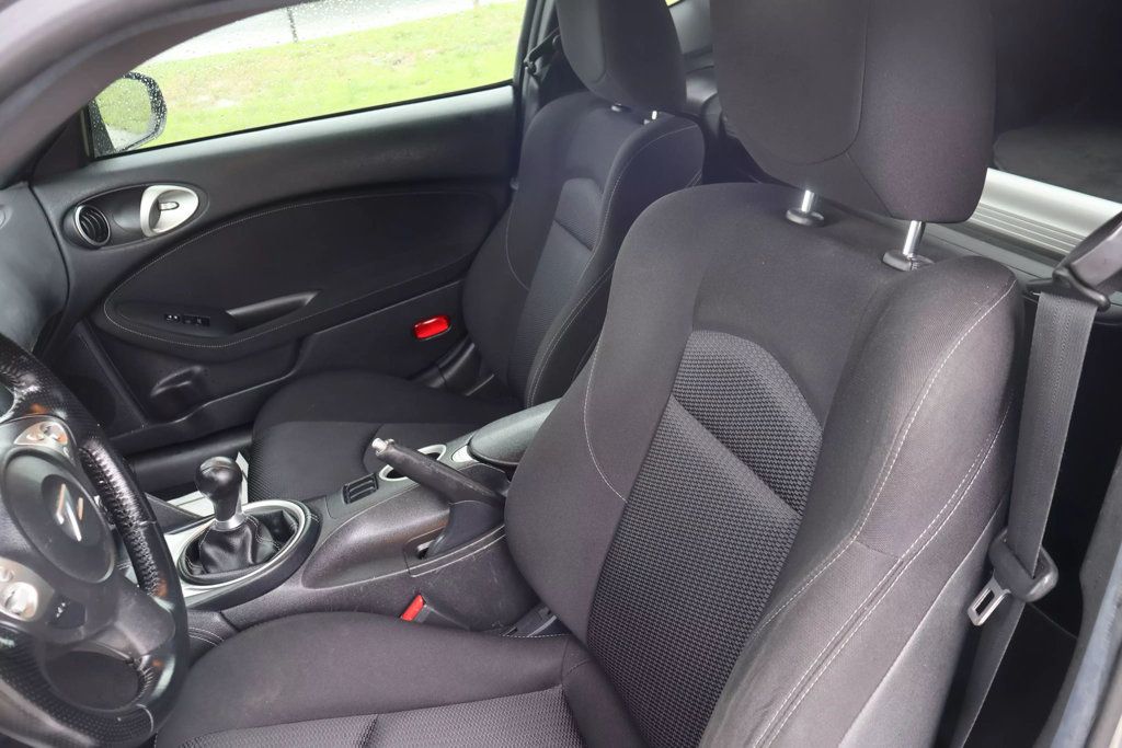 2009 Nissan 370Z Touring photo 17
