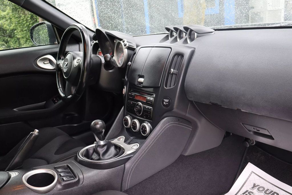2009 Nissan 370Z Touring photo 30