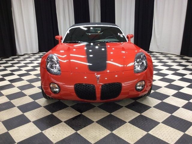 2009 Pontiac Solstice Convertible photo 2