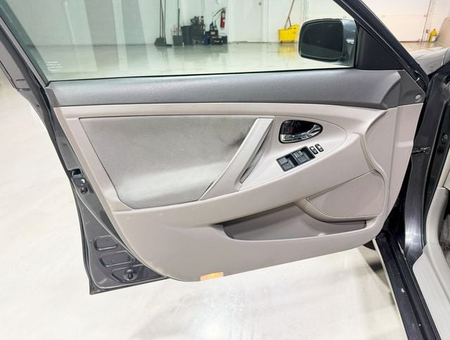 2009 Toyota Camry 4dr Sedan I4 Automatic LE - 22925663 - 17