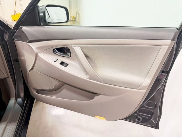 2009 Toyota Camry 4dr Sedan I4 Automatic LE - 22925663 - 26