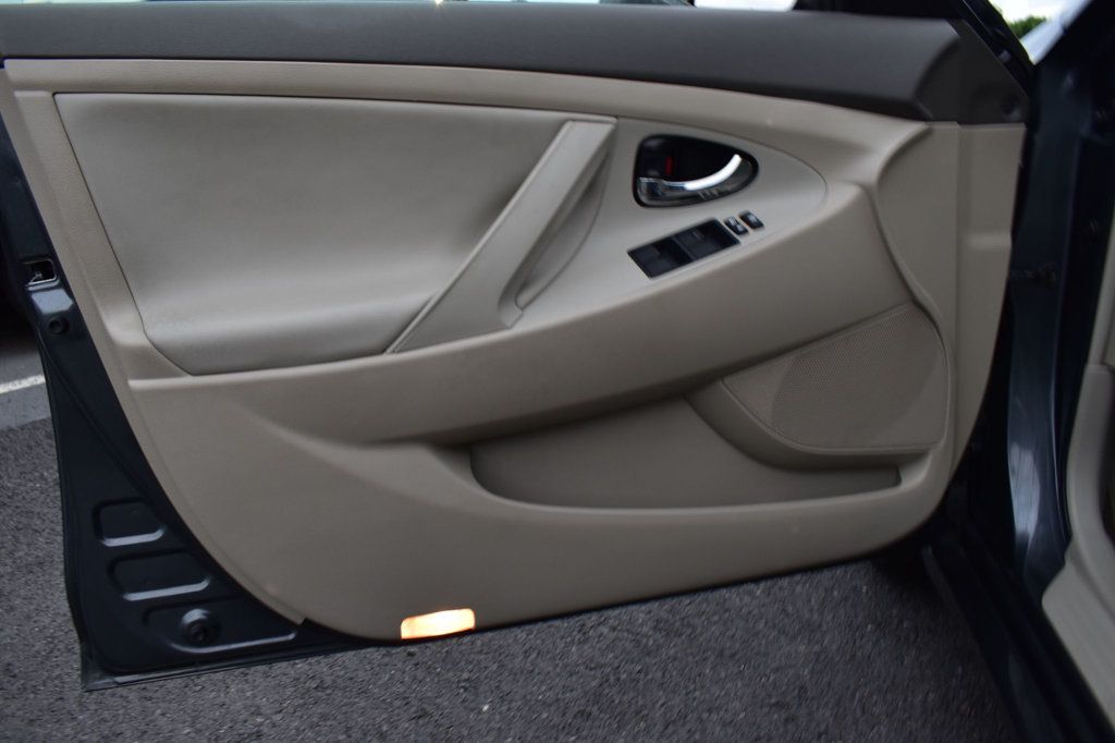 2009 Toyota Camry Hybrid 4dr Sedan - 22853907 - 35