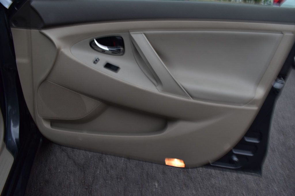 2009 Toyota Camry Hybrid 4dr Sedan - 22853907 - 36