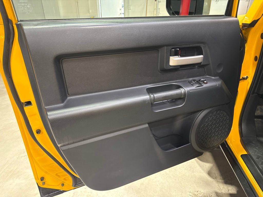 2009 Toyota FJ Cruiser 4WD 4dr Manual - 23048865 - 17