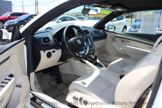 2009 Volkswagen Eos 2dr Convertible DSG Komfort - 23035331 - 11