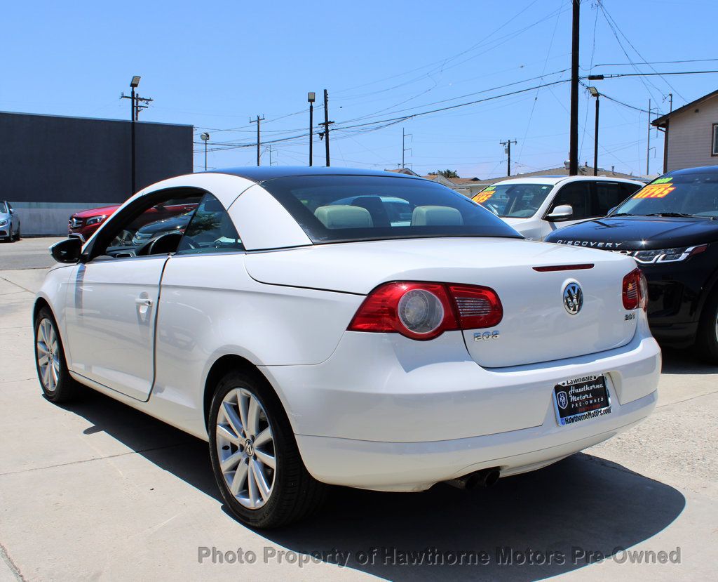 2009 Volkswagen Eos 2dr Convertible DSG Komfort - 23035331 - 16