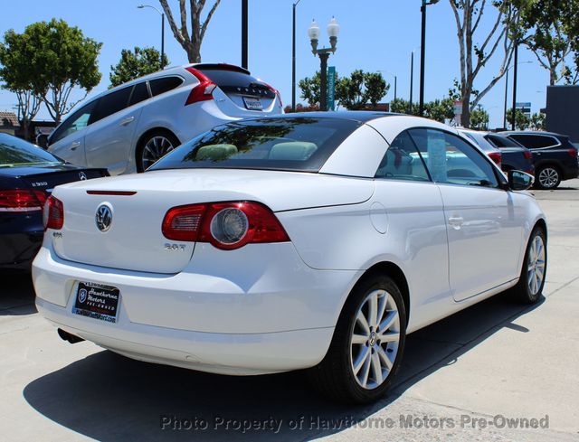 2009 Volkswagen Eos 2dr Convertible DSG Komfort - 23035331 - 17