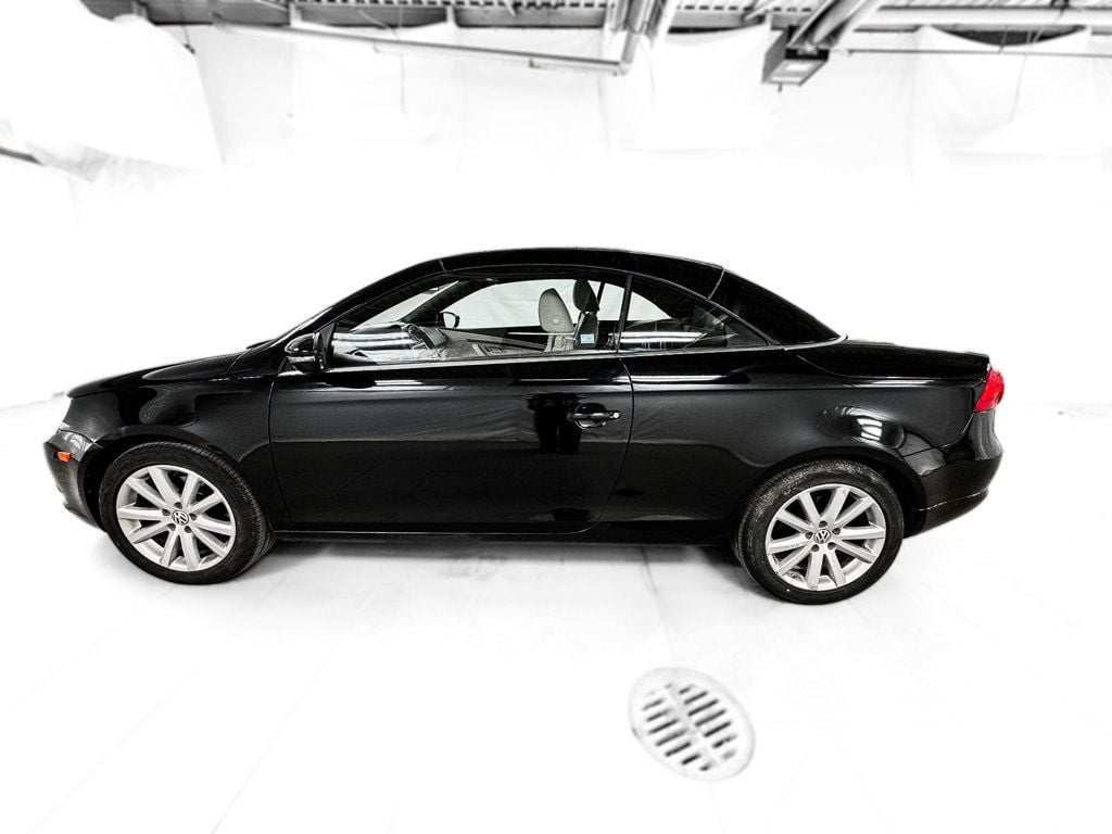 2009 Volkswagen Eos 2.0T Komfort photo 4