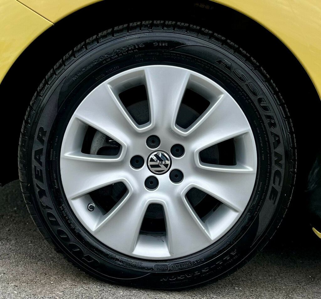2009 Volkswagen New Beetle Coupe 2dr Automatic S - 23036044 - 17