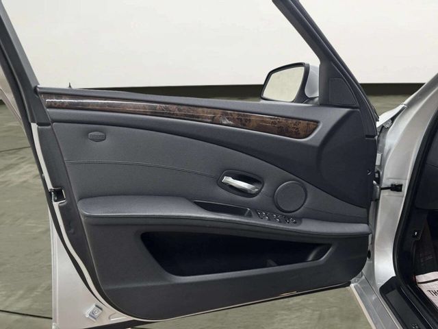 2010 BMW 5 Series 528i xDrive - 22996137 - 9