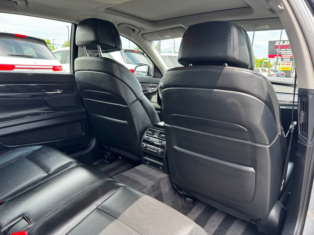 2010 BMW 7 Series 750Li xDrive - 23031359 - 17