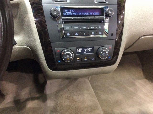 2010 Cadillac DTS Luxury photo 15