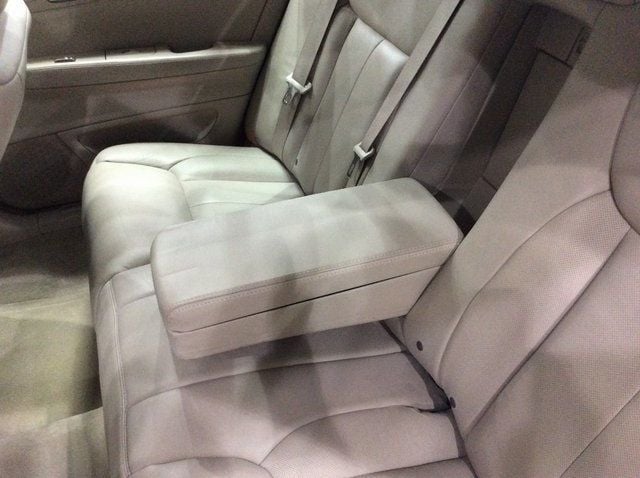 2010 Cadillac DTS Luxury photo 22