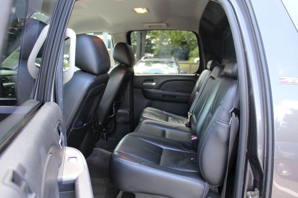 2010 Chevrolet Avalanche LT photo 11